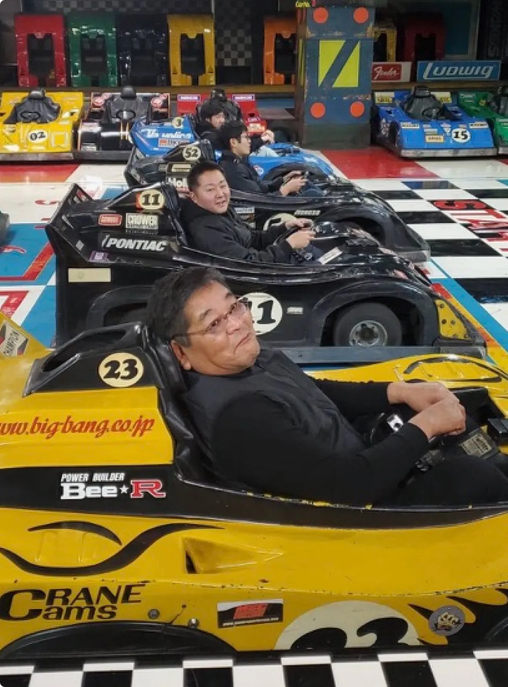 屋内サーキットでゴーカートを楽しむ従業員