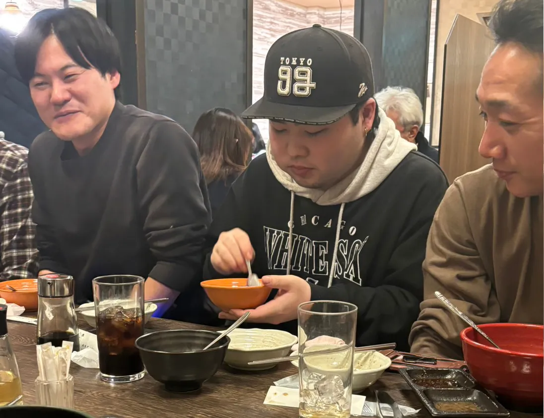 社員同士で食事をしながら交流する様子