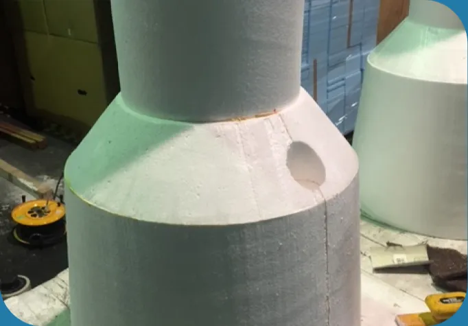 発泡素材を削り出して製作された円柱形部品の加工途中