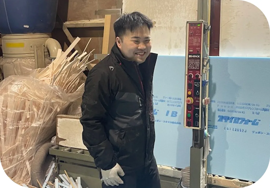工場内で発泡素材の加工機を操作する作業員