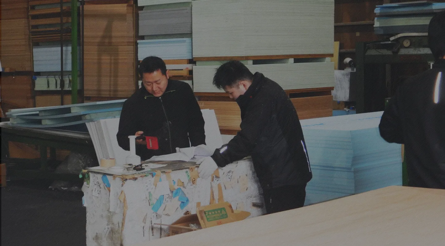 工場内で材料を検品・加工準備する作業員の様子
