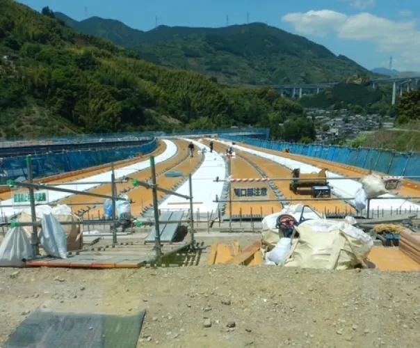 橋梁工事現場で断熱材を施工している様子